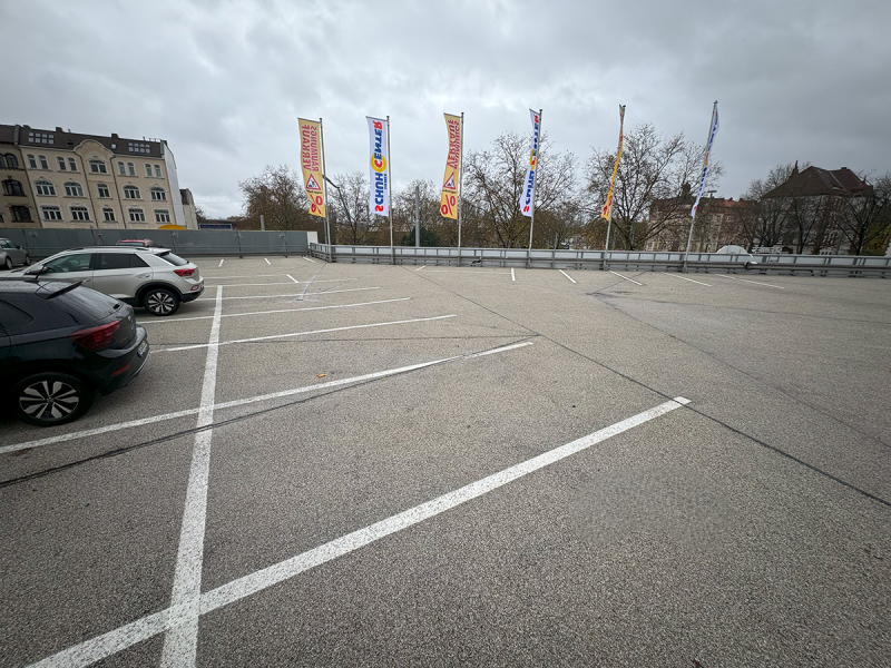 10 Fertiger Gefälleverlauf des Parkdaches, helle Oberfläche der Gussasphaltdeckschicht
